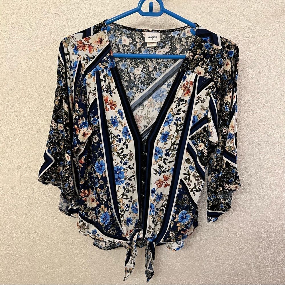 Daytrip Lite Weight V-Neck Floral Pattern Top Size XS